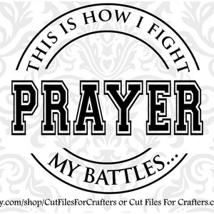 Könnte beinhalten: Schwarzweißes Grafikdesign mit dem Text "This is how I fight. Prayer. My battles..." in einem Kreis auf einem dekorativen Hintergrund.