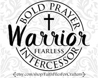 Op de afbeelding: Zwart-wit grafisch ontwerp met het woord "Warrior" in een vet, cursief lettertype, gecentreerd in een cirkelvormig ontwerp. De woorden "Bold Prayer" en "Fearless Intercessor" zijn ook opgenomen. Er staat een kruis bovenaan.