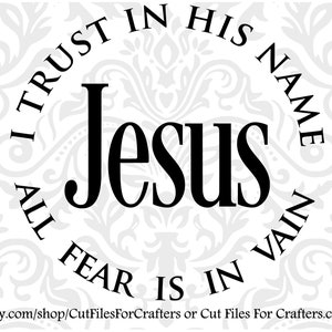 Könnte beinhalten: Schwarz-weiße Grafik mit dem Wort "Jesus" in fetter Schrift, umgeben von dem Text "Ich vertraue auf seinen Namen, alle Furcht ist vergebens." Der Hintergrund hat ein dezentes, dekoratives Muster. Die Etsy-Shop-URL ist unten.