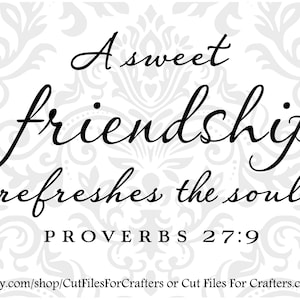 Puede incluir: Una imagen en blanco y negro con un fondo blanco y una fuente cursiva negra que dice "Una dulce amistad refresca el alma" con la referencia bíblica "PROVERBIOS 27:9" debajo.