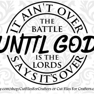 Puede incluir: Diseño circular en blanco y negro con el texto "It ain't over until God says it's over" y "The battle is the Lord's".