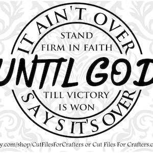 Puede incluir: Gráfico circular en blanco y negro con el texto "IT AIN'T OVER UNTIL GOD SAYS IT'S OVER". Las palabras están dispuestas en un patrón circular, con "STAND FIRM IN FAITH" y "TILL VICTORY IS WON".