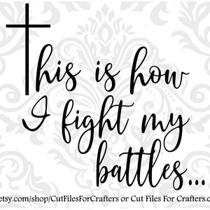 Könnte beinhalten: Schwarzweißes Grafikdesign mit einem Kreuz oben und dem Text "This is how I fight my battles..."