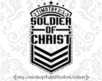 Puede incluir: Diseño gráfico en blanco y negro con el texto "2 Timoteo 2:1-3 Soldado de Cristo" en forma de banner con tres rayas negras en chevron debajo. El diseño está sobre un fondo blanco.