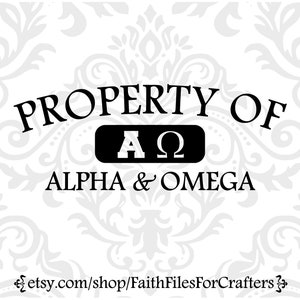 Puede incluir: Diseño gráfico en blanco y negro con el texto "PROPERTY OF AΩ ALPHA & OMEGA" sobre un fondo blanco con un patrón de damasco gris.