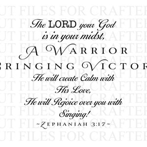 Könnte beinhalten: Schwarzer Text auf weißem Hintergrund: "Der HERR, dein Gott, ist bei dir, ein Held, der rettet. Er freut sich über dich und erneuert dich durch seine Liebe, er jauchzt über dich mit Jubel! ~ZEPHANIA 3:17~".