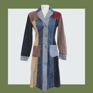 Puede incluir: Un abrigo vaquero patchwork con cuello y mangas largas. El abrigo presenta una variedad de paneles de mezclilla y pana en tonos de azul, marrón y burdeos. Tiene dos bolsillos delanteros y cierre de botones.