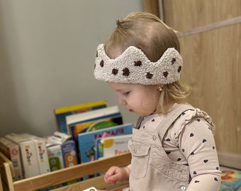 Corona ricamata a mano con tecnica punch needle, accessorio per bambini in stile scandinavo