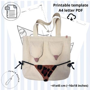 Op de afbeelding: Beige canvas tote bag met een uniek ontwerp met twee borstvormige zakken en een luipaardprint bikinibroekje. De tas is ongeveer 41x45 cm groot en heeft handvatten. De afbeelding bevat ook de tekst: "Printable template A4 letter PDF".