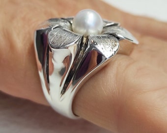 Contemporary sterling silver flower ring, Freshwater pearl ring,  Chunky statement ring for women, Fashion pearl ring, Modern flower ring