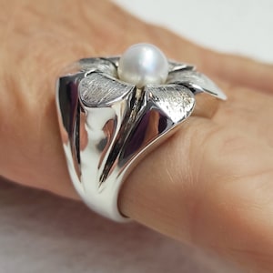 Contemporary sterling silver flower ring, Freshwater pearl ring,  Chunky statement ring for women, Fashion pearl ring, Modern flower ring
