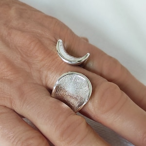 Curved band statement ring, Sterling silver ring, Minimalist ring, Modern chunky ring, Fashion ring, Contemporary wide ring, Textured ring