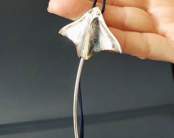 Pingente de arraia-de-cauda-longa em prata, colar em prata de lei, pingente minimalista inspirado no oceano | Nekes Jewelry