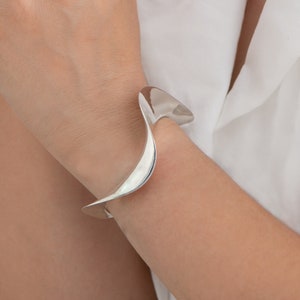 Wave cuff bracelet, Sterling silver cuff bracelet, Contemporary cuff bracelet, Chunky fashion cuff bangle, Modern wavy silver cuff bracelet