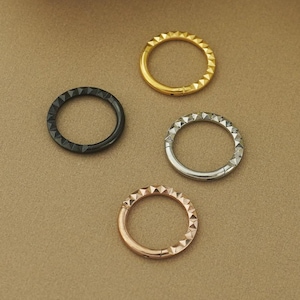 1 peça de brinco de argola Daith quadrado/pirâmide de aço inoxidável articulado 16G, 4 cores, clicker de segmento de cartilagem helicoidal, piercing de nariz frontal
