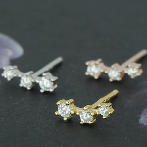 Ein Paar kleine Trio CZ-Ohrstecker in Sterlingsilber-, Golden- oder Roségold-Finish, glitzernde 3 kleine Punkte, Stern Kletterer, gebogener Ohrläppchen-Kletterer