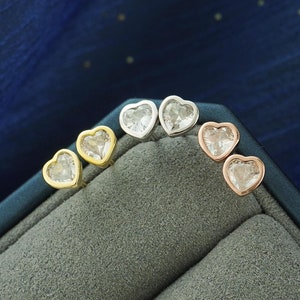 Ein Paar kleine CZ Herz Ohrstecker in Sterling Silber, 14 Karat Golden oder Rose Gold, 2 Größen Einfache Stacking Ohrläppchen Piercing Schmuck