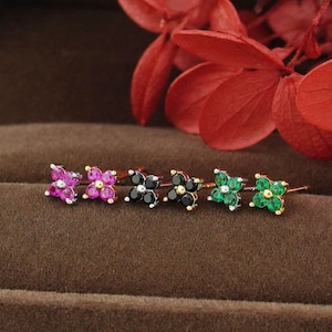 Ein Paar Tiny Quartett CZ Ohrstecker in Sterling Silber / Gold, glitzernd 4 kleine Punkte Hortensie Blume Ohrläppchen Piercing, Smaragd, Onyx, Rubin