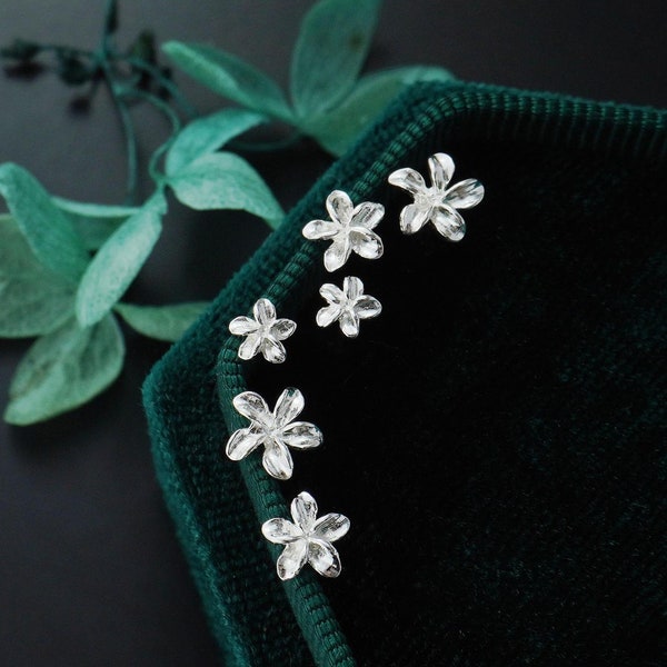 Par små örhängen med plumeriablomma i sterlingsilver, 3 storlekar söt och fin naturinspirerad öronsnibbpiercing, present till henne, 20G post