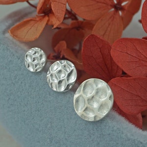 Pair of Round Hammered Disc Stud Earring in 925 Sterling Silver, 3 Dish Sizes, Simple Geo Coin Shape Skinny Dainty Minimal Ear Lobe Piercing
