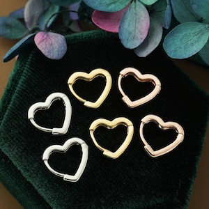 Ein Paar Minimal Liebe Herz Huggie Hoop Ohrring in Messing überzogen mit Rhodium, Gold, Rose Gold, Romantische Mini Ohr Lobe Daith Piercing Schmuck