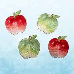 Puede incluir: Cuatro parches bordados de manzanas con un trabajo de hilo detallado. Dos manzanas son de color rojo vibrante con sombreado sutil, y dos son de color verde claro con reflejos texturizados. Cada manzana incluye una hoja verde y un tallo marrón.