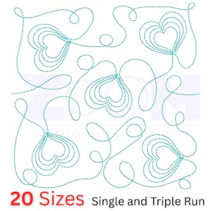 Könnte beinhalten: Auf weißem Hintergrund ein türkisblaues Stickmuster aus verbundenen Herzen und Schleifenlinien. Der Text "20 Größen Single and Triple Run" steht unten in Rot und Schwarz.