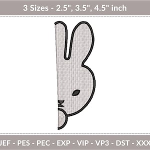 Puede incluir: Diseño bordado de la cara de un conejo, en gris claro con contorno negro. El diseño es la mitad de la cara del conejo. El texto "3 Sizes - 2.5", 3.5", 4.5" inch" está encima del diseño. Debajo, las letras JEF - PES - PEC - EXP - VIP - VP3 - DST - XXX.
