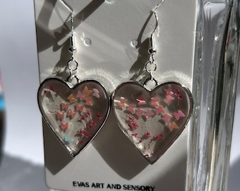 Pendientes colgantes de corazón: resina UV con flores prensadas, hipoalergénicos.