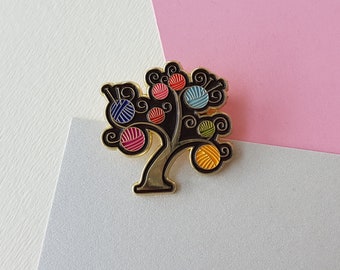 EMAILLE PIN "Wollbaum XXL" : Häkeln, Stricken, Enamel Pin, Brosche, Anstecknadel, Abzeichen