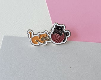 EMAILLE PIN "Katzen spielen mit Wolle" : Häkeln, Stricken, Enamel Pin, Brosche, Anstecknadel, Abzeichen