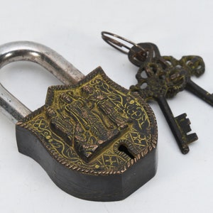 Door decor Vintage God Goddess carved Tibetan Door Lock handmade dorje designed key set Antique gate lock home decoration Buddhism Nepal