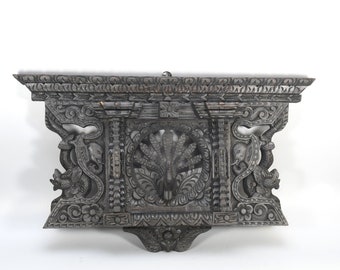 ネパール産の、中央に孔雀があり、側面に龍が囲んでいる、美しく