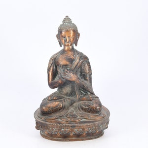 釈迦牟尼仏の銅像 | アンティーク仕上げの手作りアート作品 | ネパール