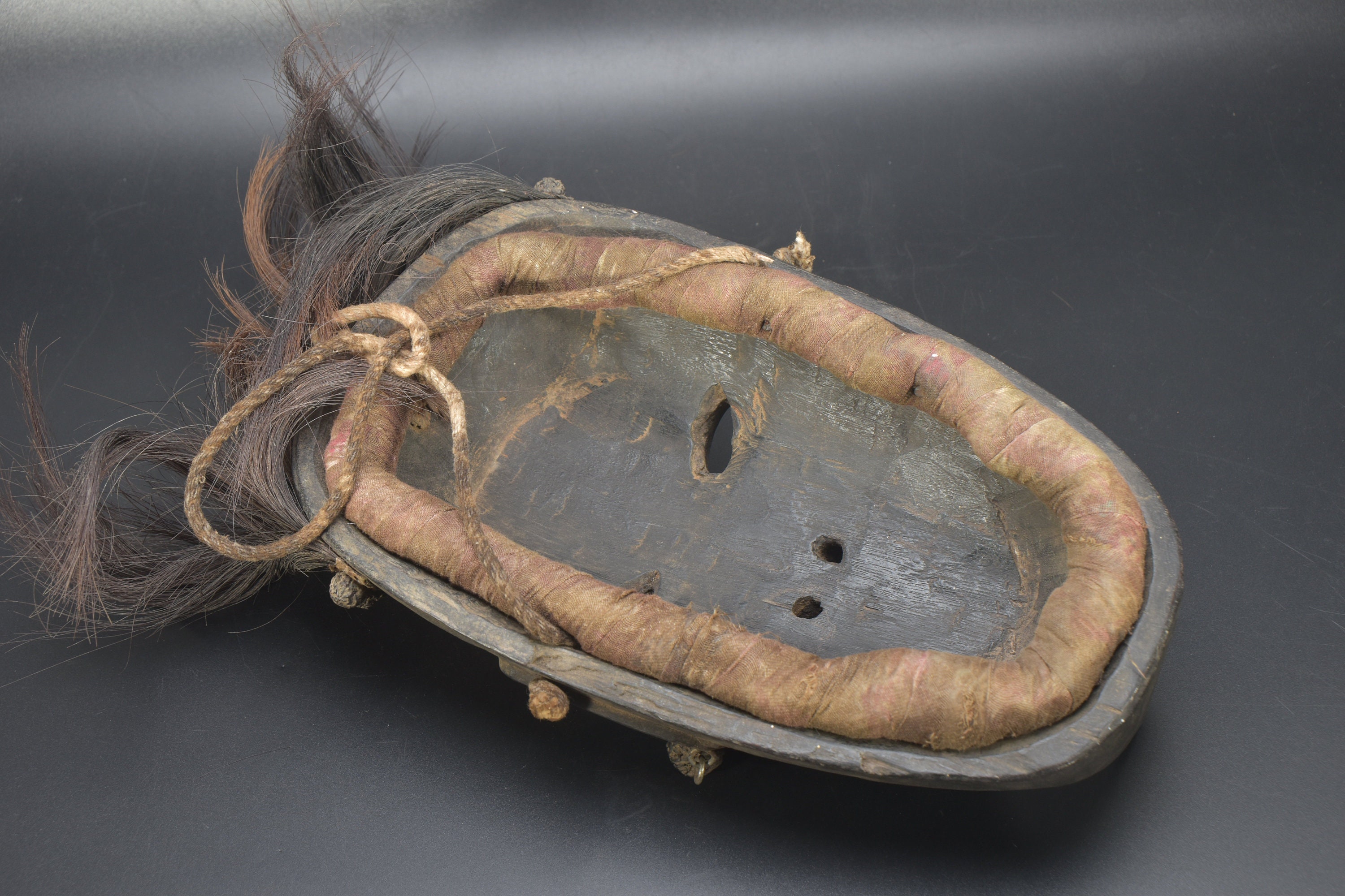 タルー族のシャーマンの悪魔払いのマスク、手彫りのネパールの儀式用