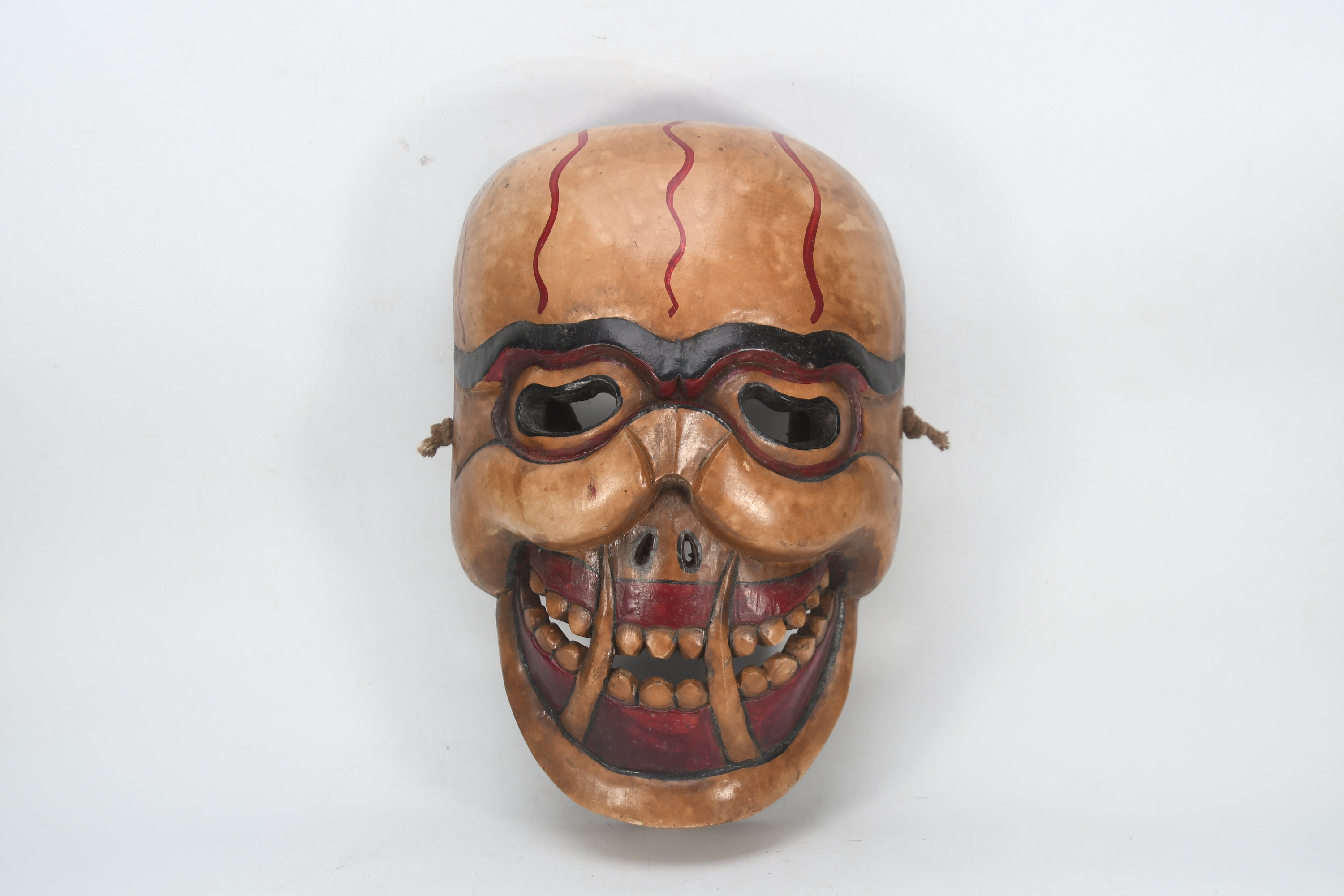 Tibetaanse exorcisme griezelige schedel grote ogen en lachende antieke sjamaan gebruikt tribal ritueel oude sjamaan masker grote lach vintage sjamaan masker