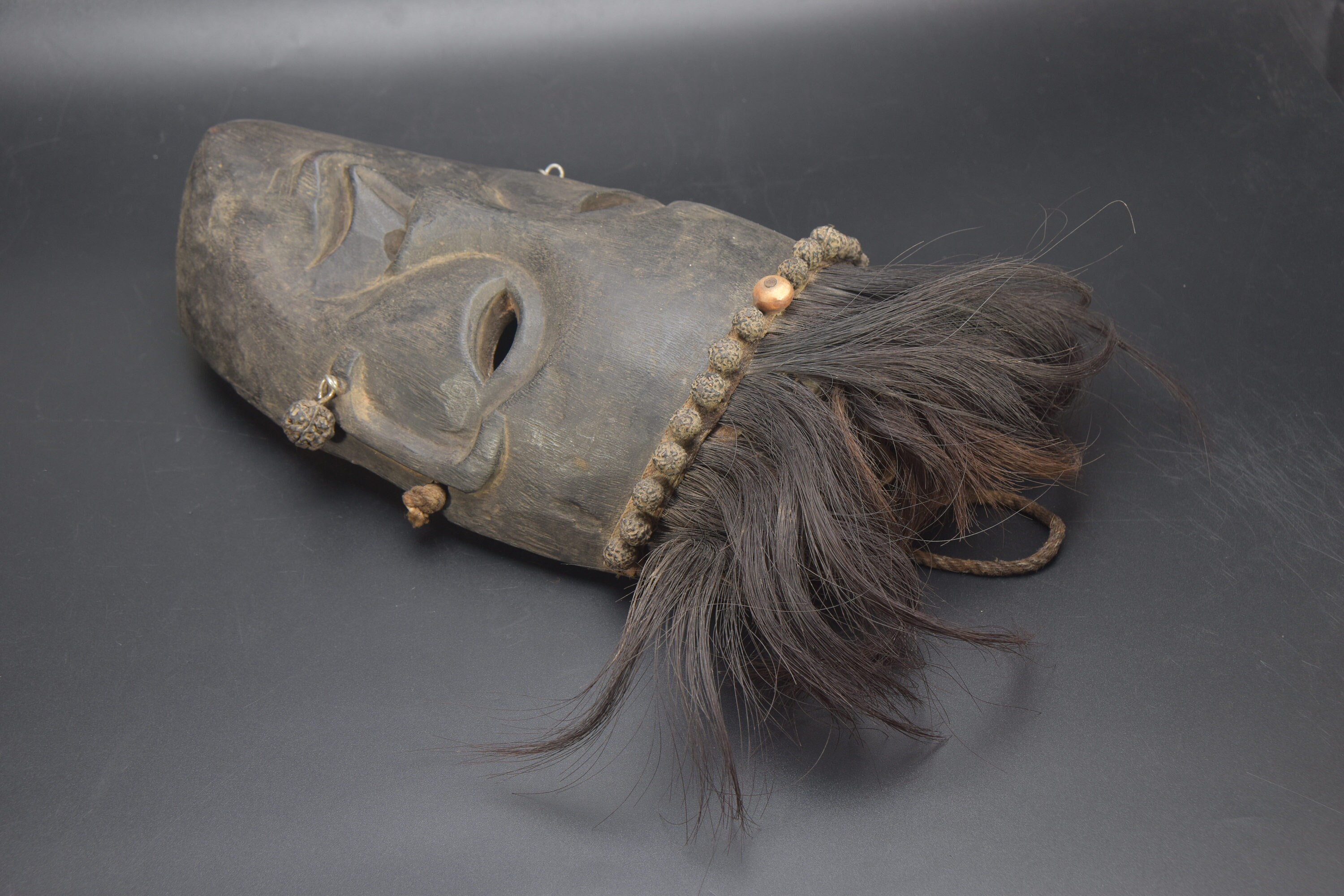 タルー族のシャーマンの悪魔払いのマスク、手彫りのネパールの儀式用