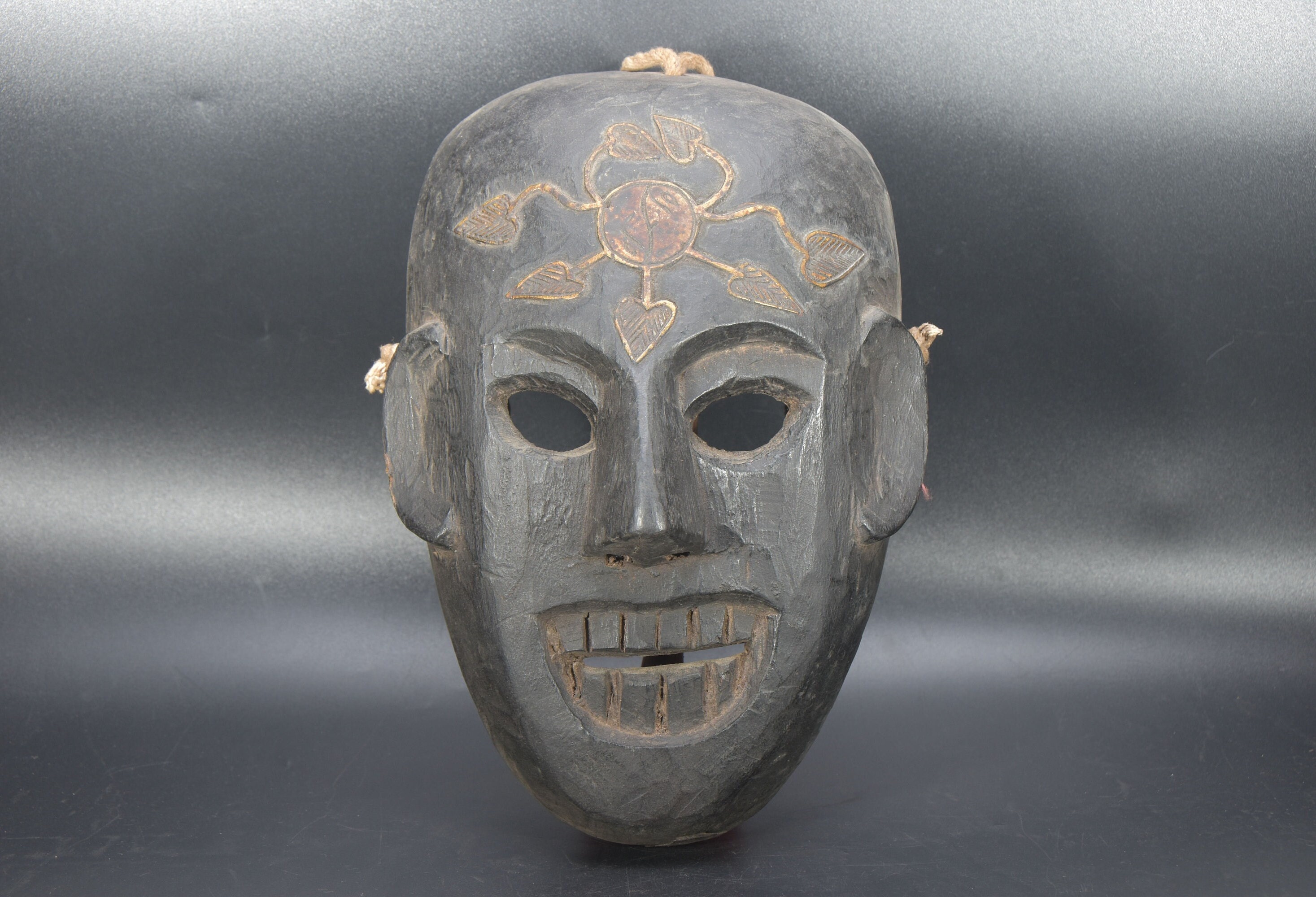 タルー族のシャーマンの悪魔払いのマスク、手彫りのネパール部族の