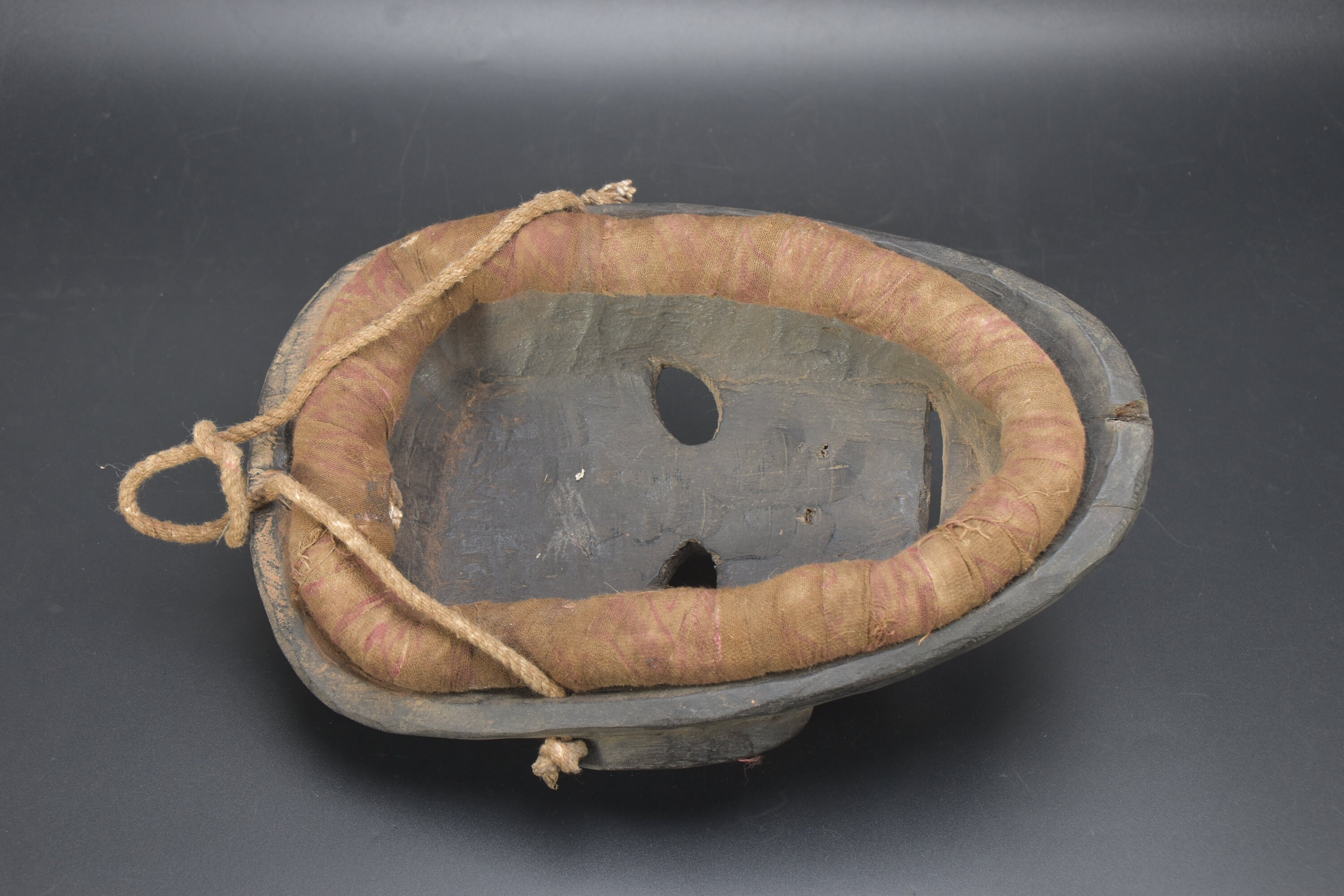 タルー族のシャーマンの悪魔払いのマスク、手彫りのネパール部族の