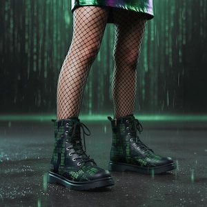Könnte beinhalten: Schwarze Kampfstiefel mit grünem Karomuster und schwarzen Schnürsenkeln. Die Stiefel haben einen seitlichen Reißverschluss und eine dicke schwarze Sohle. Das Bild zeigt die Stiefel von den Knöcheln abwärts, wobei Fischstrümpfe über den Stiefeln zu sehen sind.