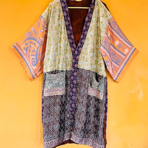Kimono vintage boho feito à mão em seda: sari patchwork, bolsos e cinto.