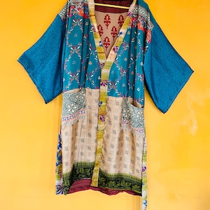 Blandad sidenmorgonrock Boho lapptäcke Kimono-morgonrock – Unik återvunnen vintage sarijacka