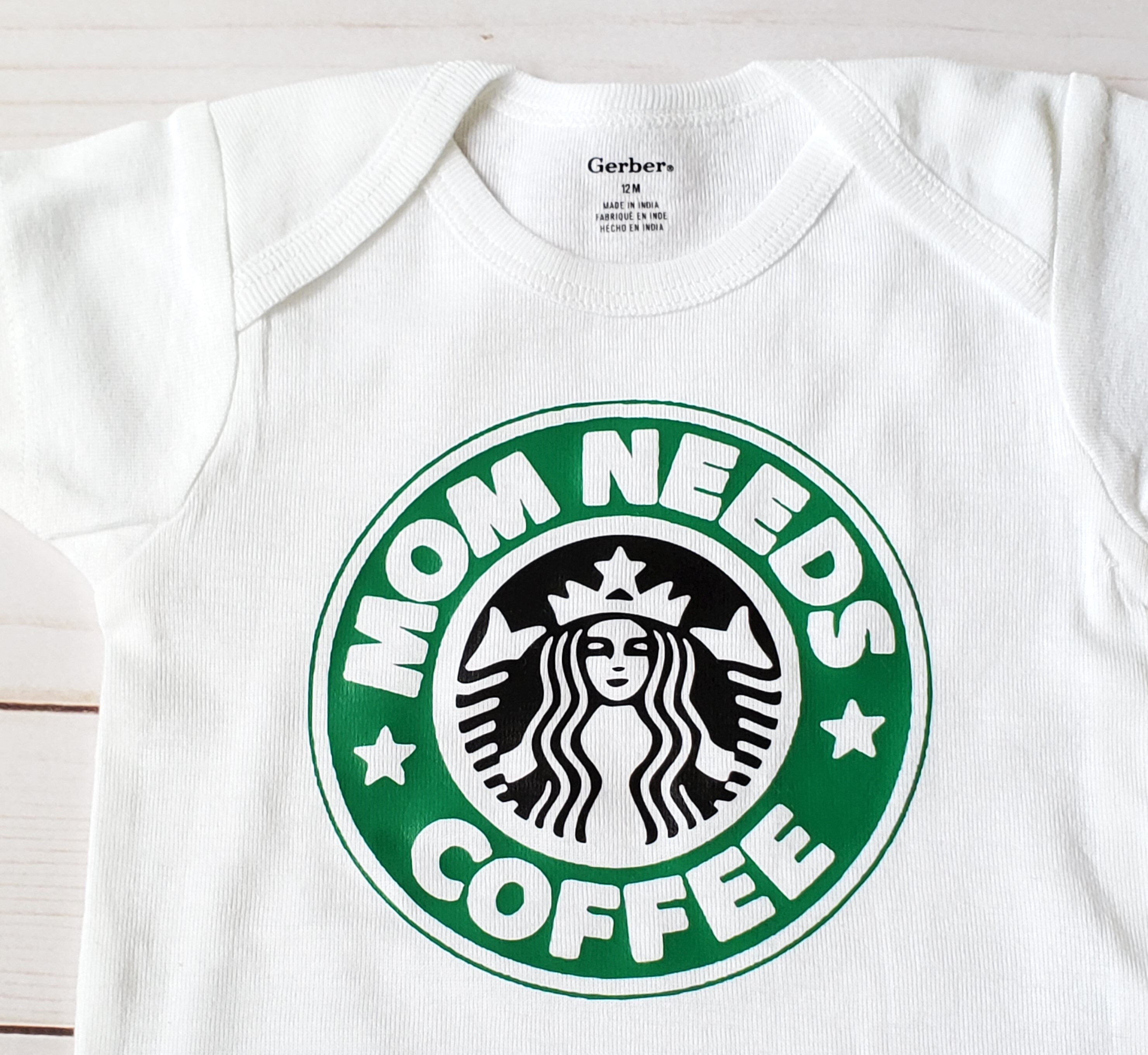 moeder cadeau, nieuwe moeder cadeau "Mom Needs Coffee" Funny Parodie Kleding Unisex kinderkleding Bodysuits unisex lange mouw of korte mouw bodysuit Starbucks Coffee Baby Onesie 