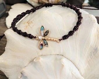 Bracelet à breloques libellule incrusté d'ormeau sur cordon réglable en macramé torsadé marron ou torsadé, bijoux de renouvellement