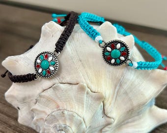 Cordon en macramé turquoise ou marron avec bracelet à breloques floral rouge et blanc, bijoux bohèmes