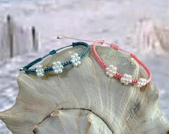 Bracelet macramé fleur de perle en cordon imperméable bleu jean ou rose coquillage, bijoux d'été