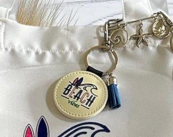 Porte-clés Beach Vibes, étiquette de sac en cuir végétalien colorée à la main avec nom ajouté