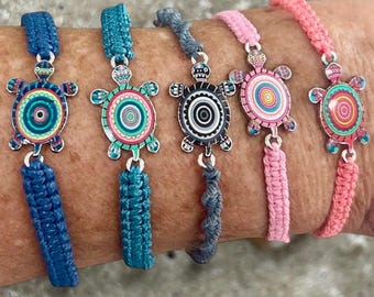 Bracelet en macramé coloré avec breloque tortue en émail