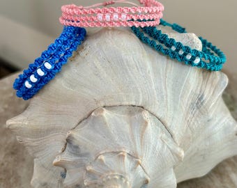 Bracelet macramé multi-rangs avec perles de rocaille, motif nœud torsadé bleu, rose ou turquoise, bijou style sirène