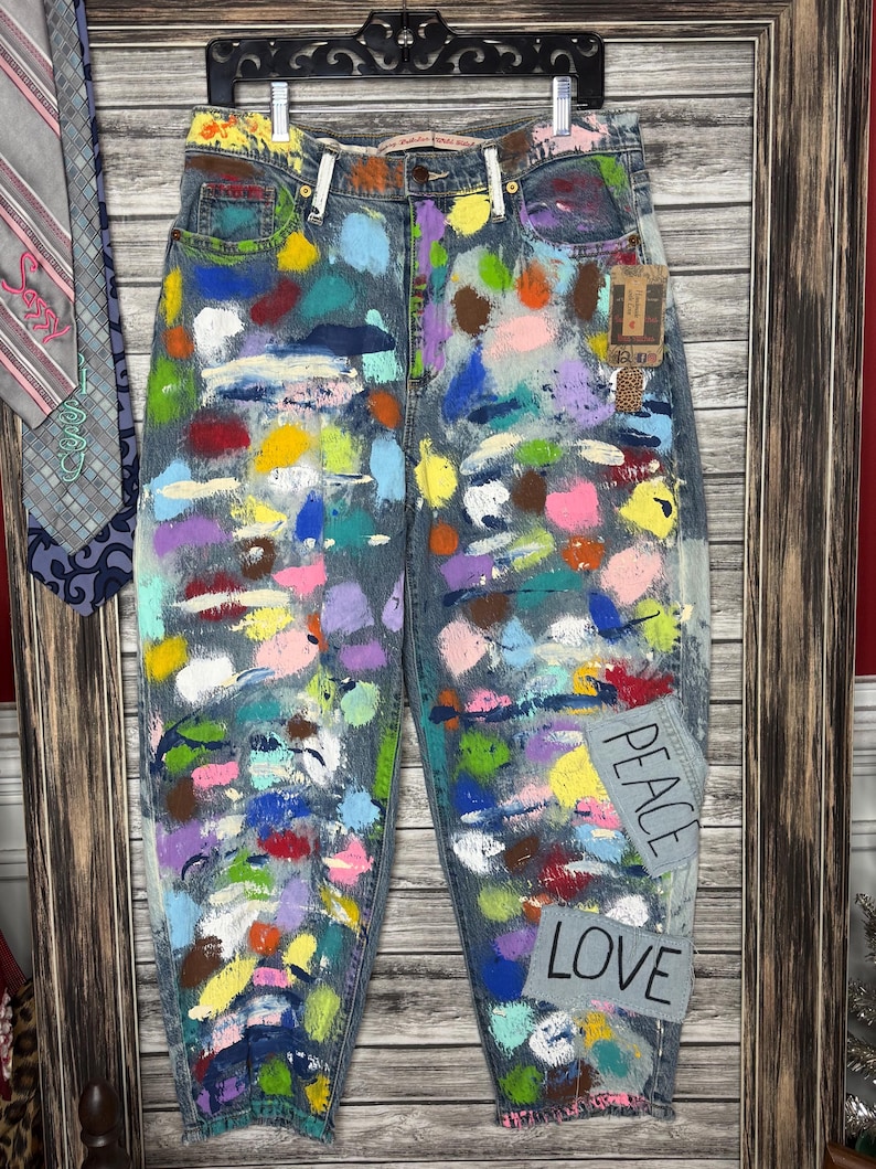 Jean en denim peint à la main et délavé à l'acide, inspiré des peuples libres, Magnolia Jaded Gypsy comme des impertinentes. Taille 16 image 1